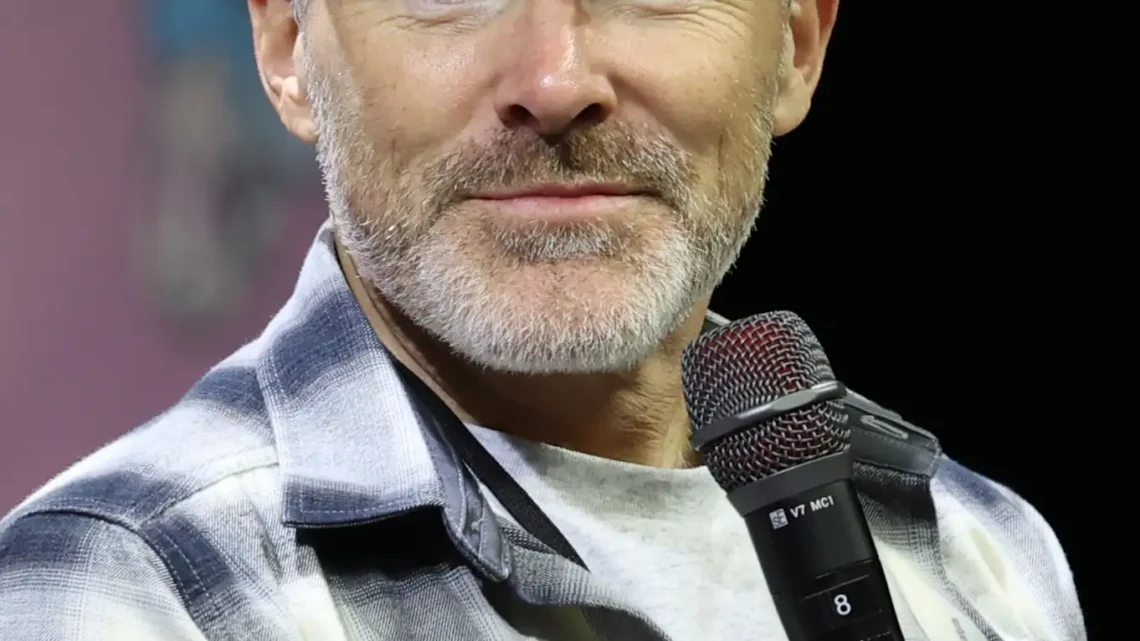 Roger Craig Smith Biography: Twitter, Ethnicity, Fiancèe, Age, Net Worth, Movies, Height, Comedy, Instagram