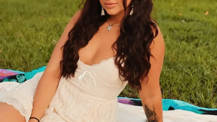 Whitney Wren Biography: Net Worth, Songs & Albums, TikTok, Age, Parents, Siblings, Height, Fiancé, Content Creation