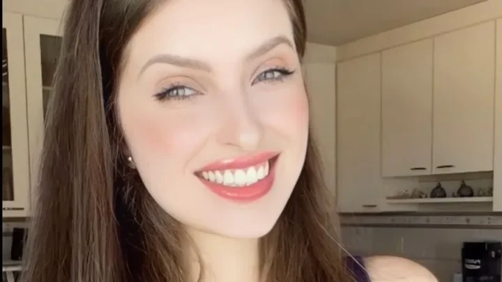 English by Giovana Biography: YouTube, Net Worth, Height, Age, Boyfriend, Content Creation, Education