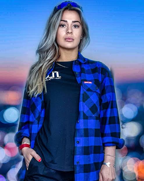 Stefanie Apostolidis - Biography