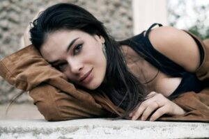 Neva Leoni - Biography