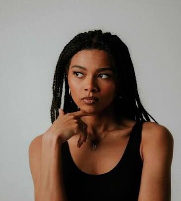 Brooke Combe Biography: Age, Instagram, Height, Net Worth, Songs, Albums, Awards, Ethnicity