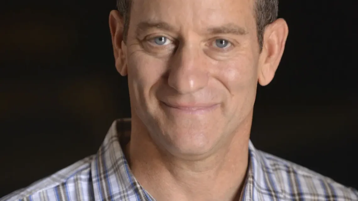 Lew Schneider Biography: Wife, Net Worth, Age, Children, Movies & TV Shows, Parents