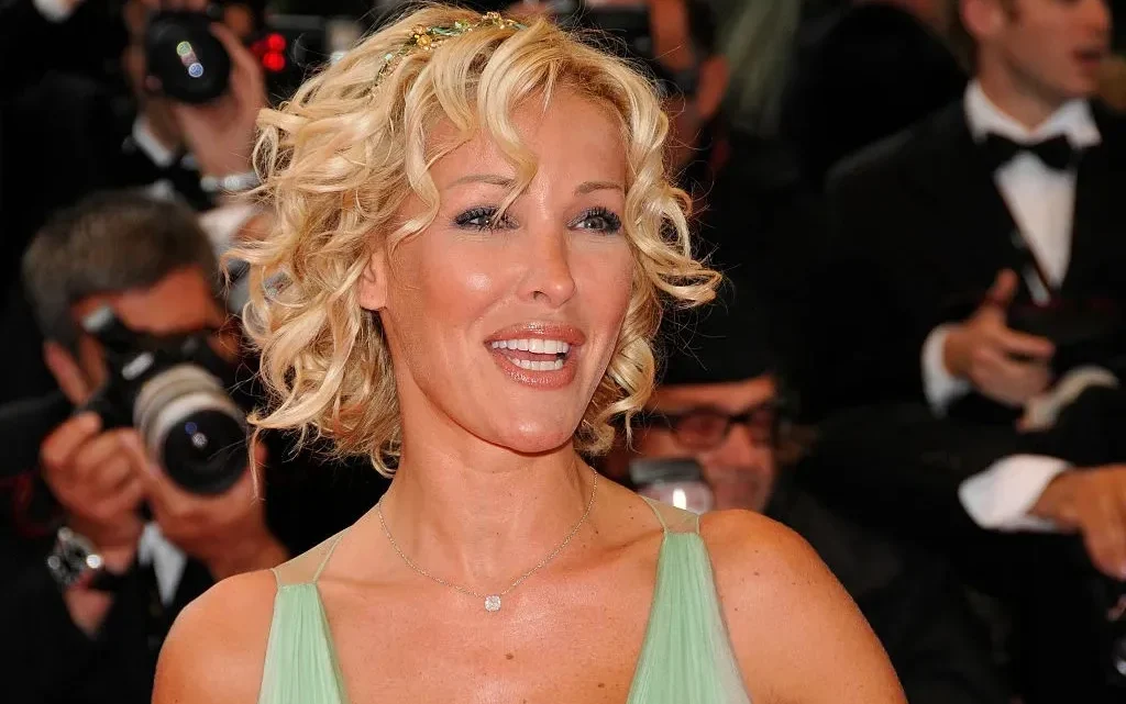 Ophélie Winter Biography: Age, Height, Net Worth, Boyfriend, Movies, Songs, Books, Religion, Controversy