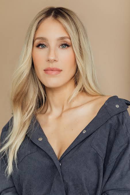 Lisa Gilroy - Biography