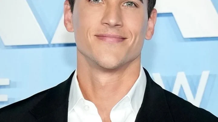 Mike Manning Biography: Husband, Age, Height, Net Worth, Parents, Movies & TV Shows, Siblings