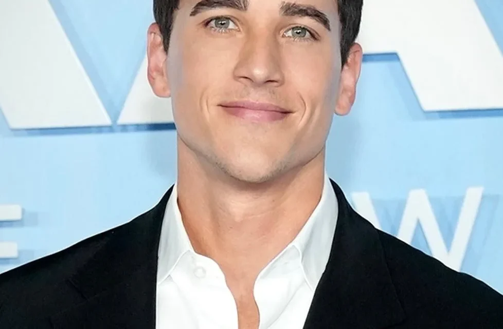 Mike Manning Biography: Husband, Age, Height, Net Worth, Parents, Movies & TV Shows, Siblings