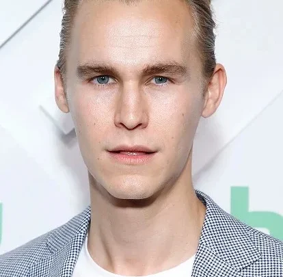 Rhys Wakefield Biography: Wife, Age, Parents, Net Worth, Height, Movies & TV Shows, Siblings