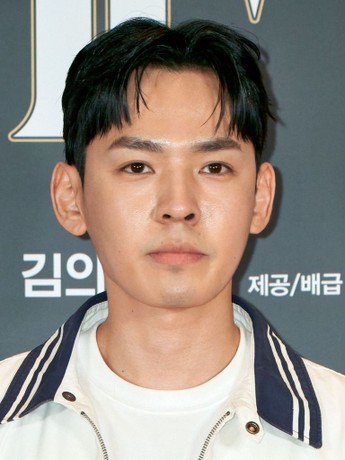 Kang Hyung-seok Biography: Parents, Age, Girlfriend, Height, Net Worth, Movies, TV Shows, Facebook