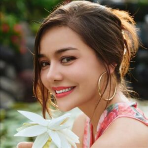 Alexandra Bounxouei - Biography