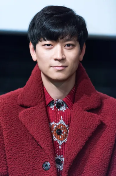 Gang Dong-won - Biography