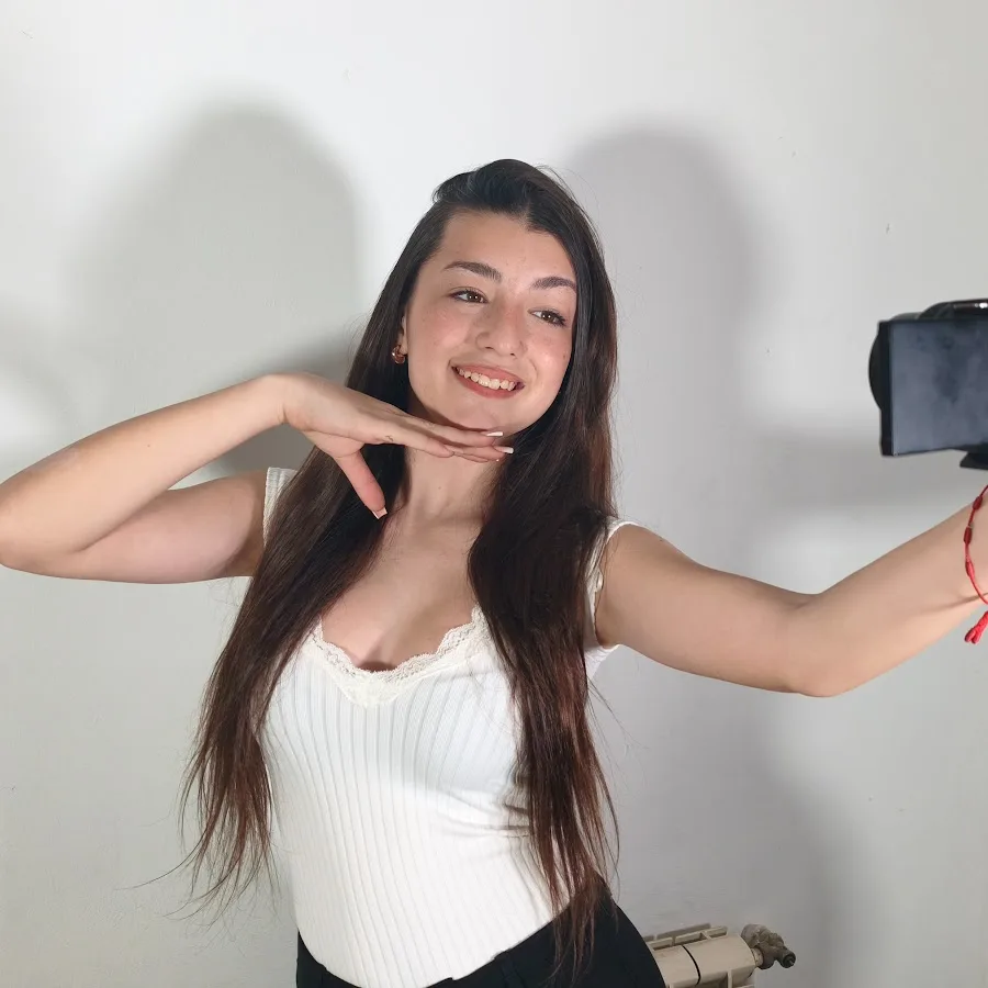 Lady Abril - Biography