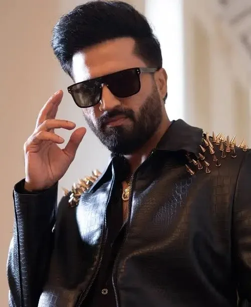 Falak Shabir Biography: Movies, Net Worth, Parents, Age, Wife, Height, Children, Songs, Facebook, YouTube