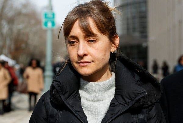 Allison Mack Biography: Age, Ethnicity, Movies, Husband, Height, Net Worth, Parents, Awards