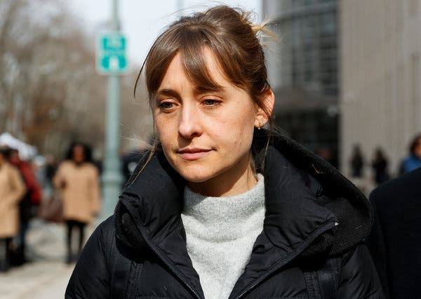 Allison Mack Biography: Age, Ethnicity, Movies, Husband, Height, Net Worth, Parents, Awards