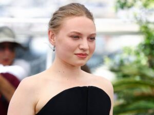 Mia Threapleton - Biography