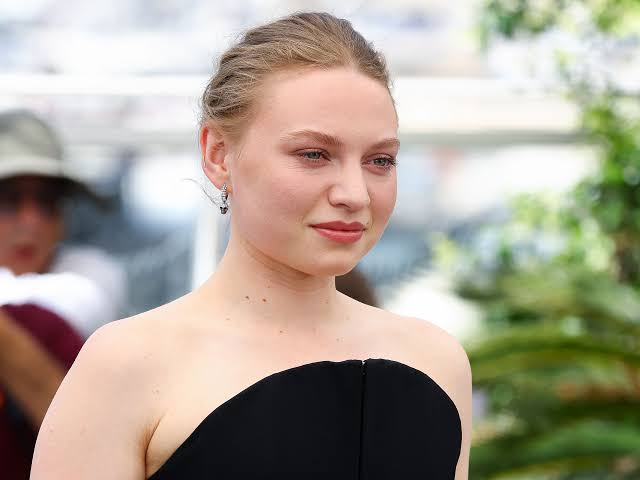 Kate Winslet’s daughter, Mia Threapleton Biography: Net Worth, Boyfriend, Parents, Age, Siblings, Height, Movies & TV Shows, Ethnicity