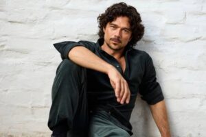 Luke Arnold - Biography