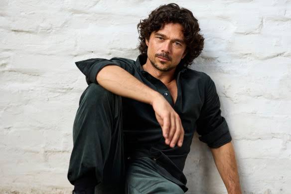 Luke Arnold Biography: Height, Net Worth, Siblings, Books, Parents, Awards, Movies, TV Shows, Age, Instagram