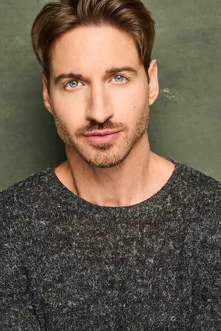Travis DesLaurier - Biography