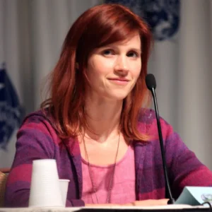 Julie McNiven - Biography