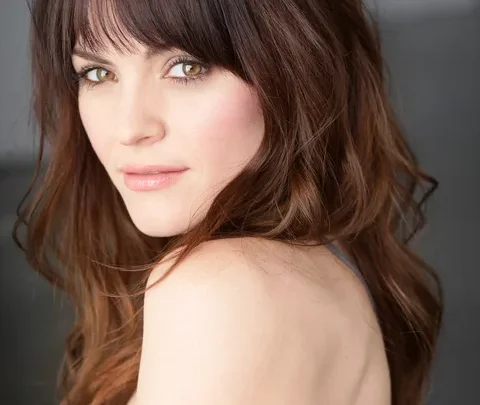 Lauren Bittner Biography: Height, Husband, Movies, Ethnicity, Age, Parents, Net Worth, Instagram