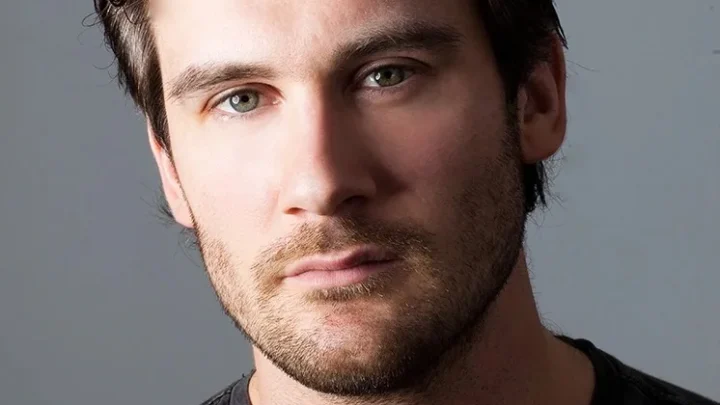 Clive Standen Biography: Wife, Height, Net Worth, Ethnicity, Movies, Instagram, Awards, Parents, Age