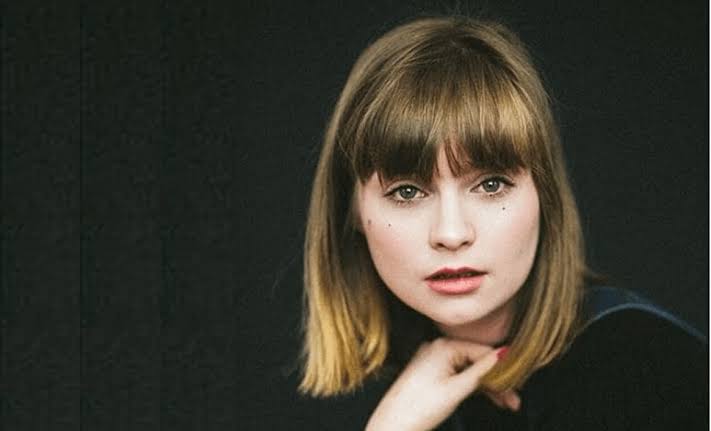 Lola Petticrew Biography: Awards, Net Worth, Fiancé, Age, Height, Parents, Siblings, Instagram, Movies & TV Shows