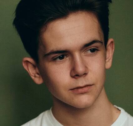 Oaklee Pendergast Biography: Age, Net Worth, Height, Movies, Siblings, Girlfriend, Awards, Instagram