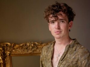 Laurie Kynaston - Biography
