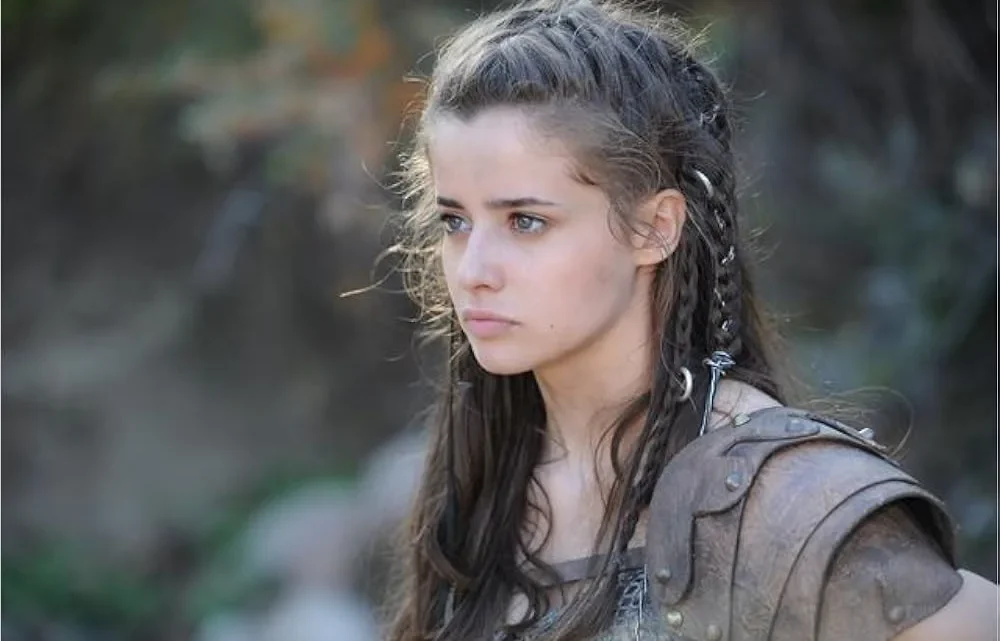 Holly Earl Biography: Net Worth, Parents, Movies, TV Shows, Boyfriend, Age, Height, Instagram, Gaming