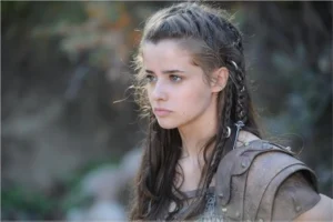 Holly Earl - Biography