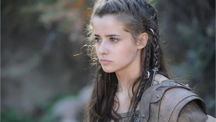 Holly Earl Biography: Net Worth, Parents, Movies, TV Shows, Boyfriend, Age, Height, Instagram, Gaming