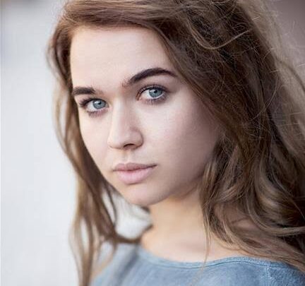 Megan Cusack Biography: Age, TV Shows, Parents, Height, Net Worth, Boyfriend, Movies, Instagram