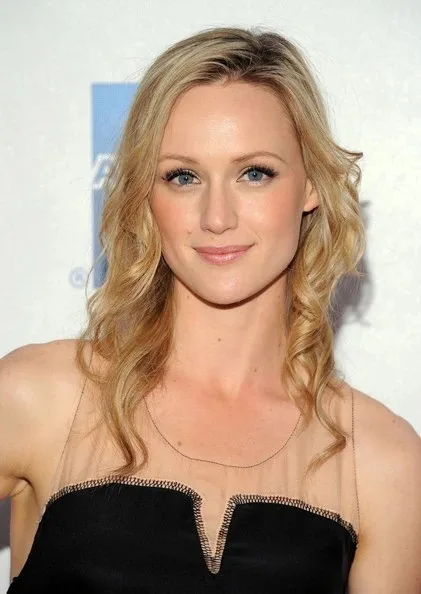 Kerry Bishé Biography:  Husband, Ethnicity, Net Worth, Movies, Awards, Religion, Age, Height, Instagram