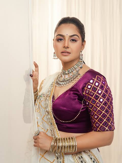 Monal Gajjar - Biography
