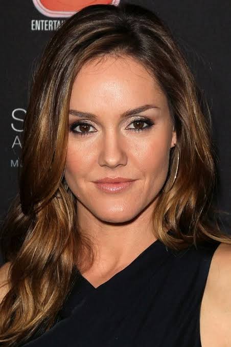 Erinn Hayes - Biography