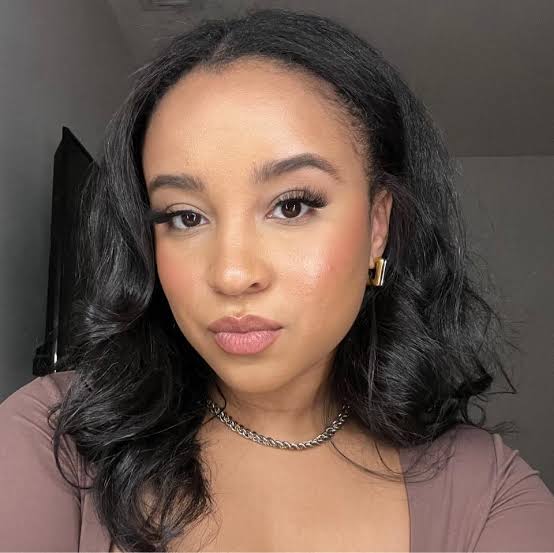 Elizabeth Dampier Biography: Age, Net Worth, Parents, Height, Movies & TV Shows, Career, Voice Roles