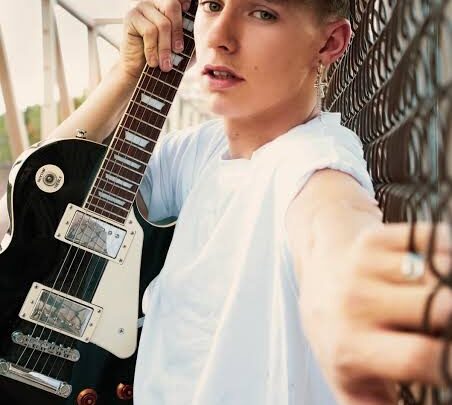 Mackenzie Sol Bio: Net worth, Age, Songs, Girlfriend, Albums, Parent, Height