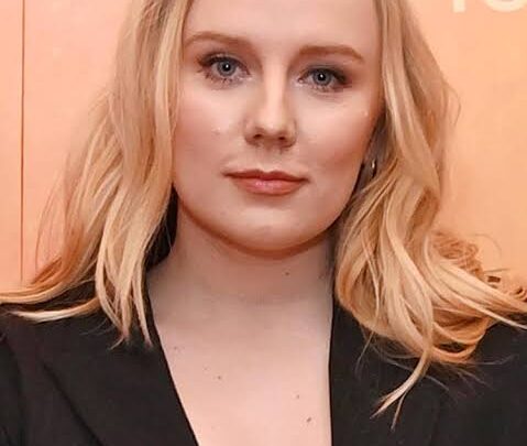 Alexa Davies Biography: Boyfriend, Movies, Net Worth, Siblings, Ethnicity, Age, Instagram