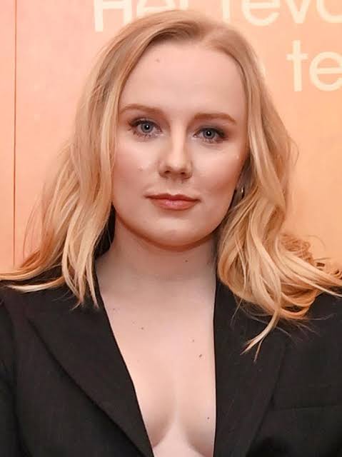 Alexa Davies Biography: Boyfriend, Movies, Net Worth, Siblings, Ethnicity, Age, Instagram