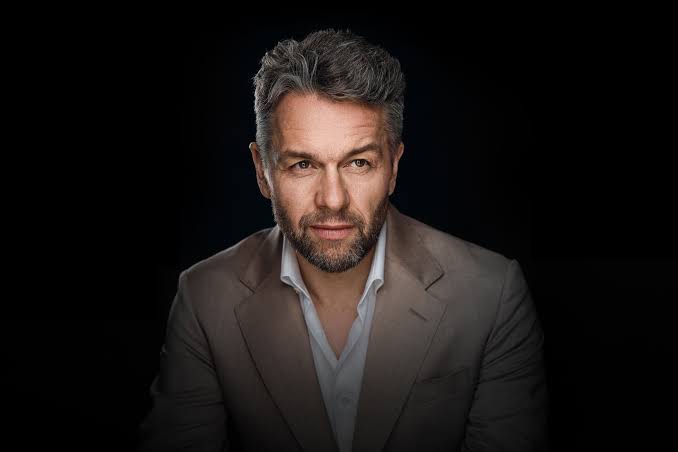Julian Ovenden Biography: Movies, TV Shows, Net Worth, Wife, Age, Parents, Height, Songs, Instagram