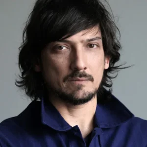León Larregui