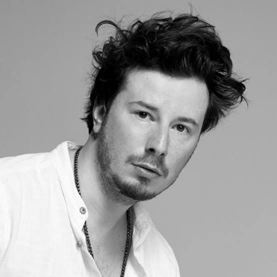 Emrah Karaduman Biography: Age, Net Worth, Parents, Awards, Height, Ethnicity, Songs, Awards