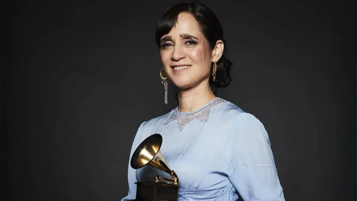 Julieta Venegas Bio: Net Worth, Instagram, Height, Husband, Awards, Songs, Ethnicity, Age, Religion, Movies