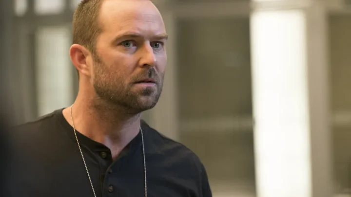 Sullivan Stapleton Biography: Siblings, Wife, Movies, Age, Net Worth, Height, TV Shows, Awards, Family, Wiki