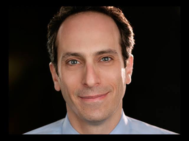 Peter Grosz Biography: Age, Net Worth, Movies & TV Shows, Height, Awards, Wife, Books, YouTube