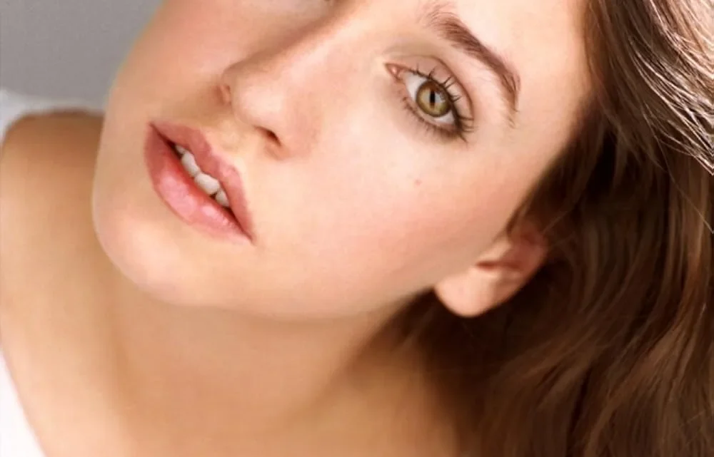 Sarah Sutherland Bio: Net Worth, Age, Parents, Height, Movies, Religion, Wife, Awards