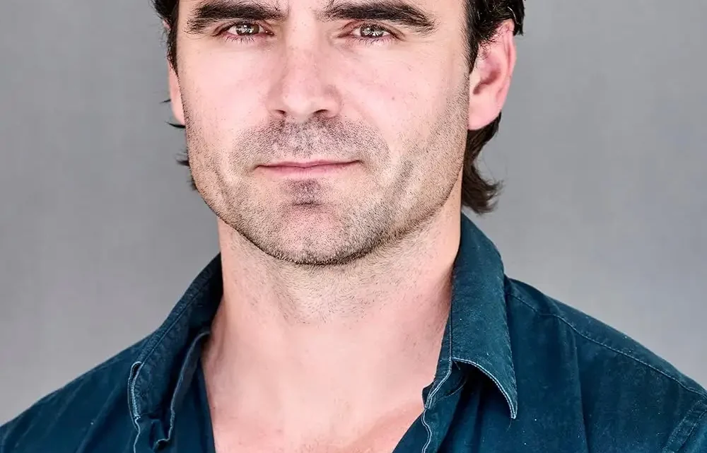 Dustin Clare Biography: Wife, Children, Age, Height, Net Worth, Parents, Movies & TV Shows