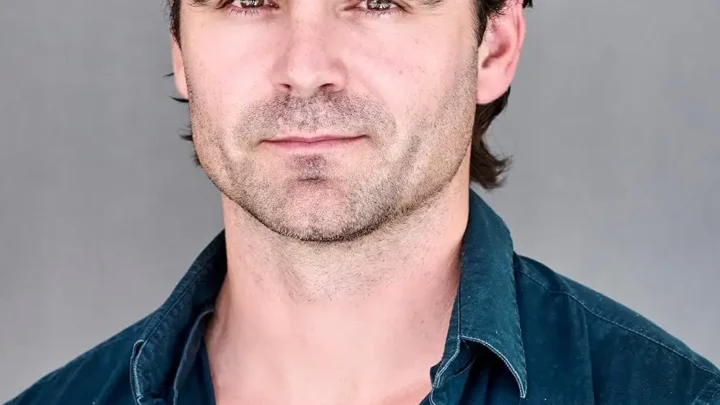 Dustin Clare Biography: Wife, Children, Age, Height, Net Worth, Parents, Movies & TV Shows